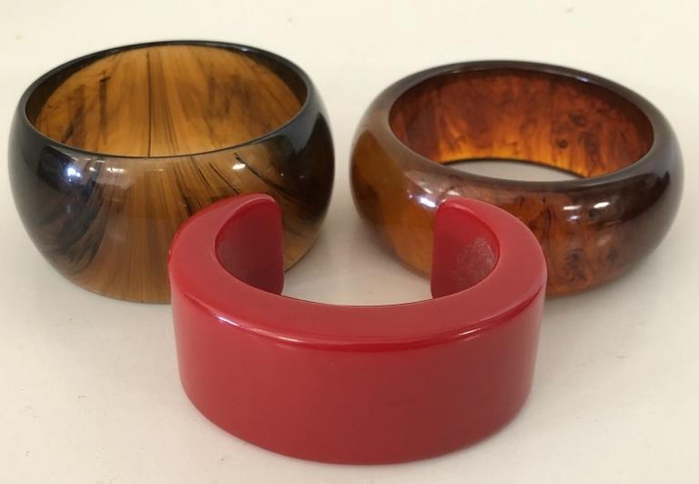 BAKELITE (3) CHUNKY BRACELETS IN GOOD CONDITION.  FROM (1 of 3)