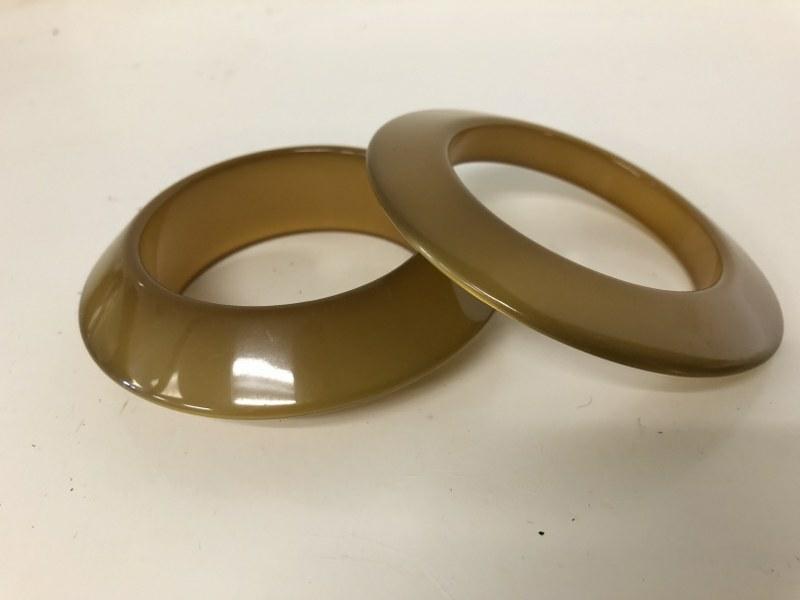 BAKELITE (2) PC. HONEYISH COLORED SET, IN VERY GOOD (1 of 4)