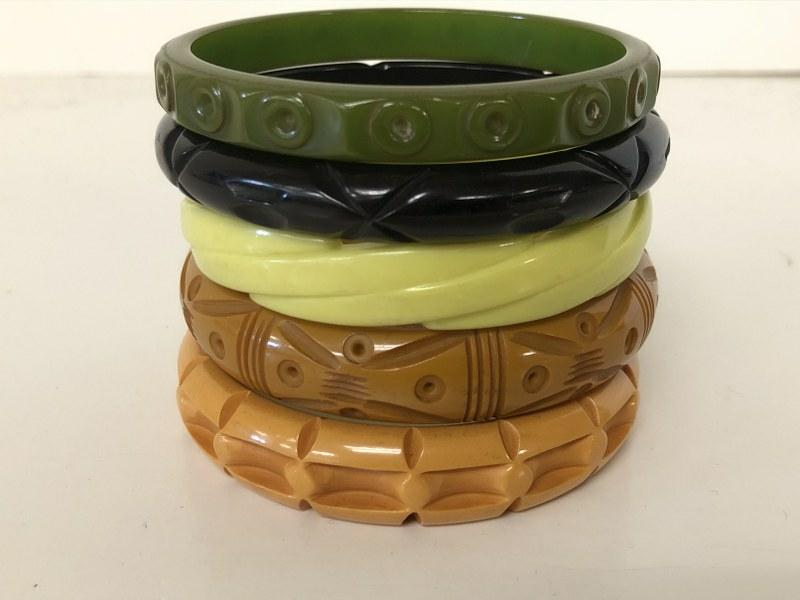 BAKELITE (5) CARVED BRACELETS IN VERY NICE CONDITION, (1 of 7)
