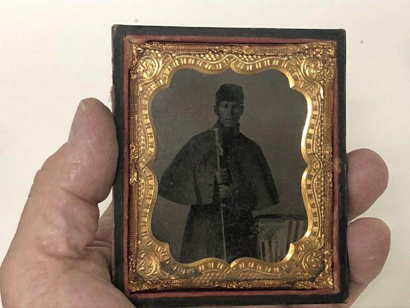 CIVIL WAR TINTYPE OF SOLDIER HOLDING RIFLE WITH: CIVIL WAR TINTYPE OF SOLDIER HOLDING RIFLE WITH BAYONET, FROM HUDSON VALLEY ESTATE, CASE MEASURES 3.5" X 3", TOP OF CASE IS THERE, BUT NOT ATTACHED.