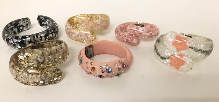 (6)VINTAGE LUCITE CONFETTI AND ONE WITH COLORED GLASS: (6)VINTAGE LUCITE CONFETTI AND ONE WITH COLORED GLASS STONES BRACELETS, FROM ONE OWNER 45 YEAR COLLECTION OF HER PERSONAL BAKELITE & COSTUME JEWELRY AND HER OLD INVENTORY OF DOING THE NYC FLEA MARKETS