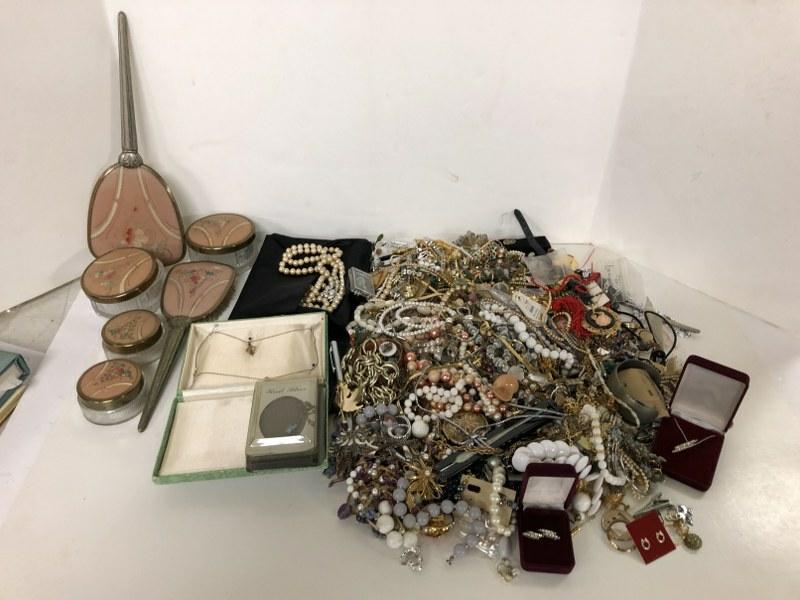 LOT OF VINTAGE AND SOME MORE CONTEMPORARY ESTATE (1 of 9)