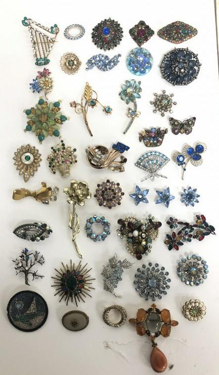 (41) VINTAGE COSTUME JEWELRY BROOCHES, MANY SIGNED, (1 of 5)