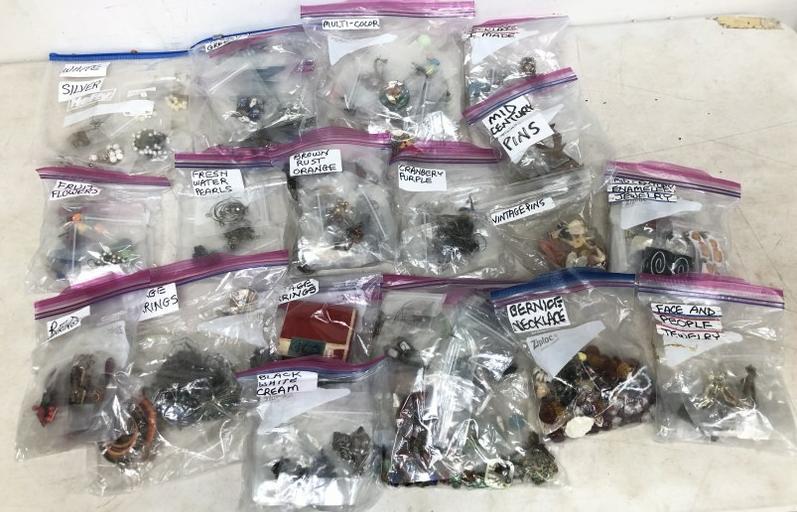 BIG LOT VINTAGE COSTUME JEWELRY INCLUDING EARRINGS, (1 of 11)