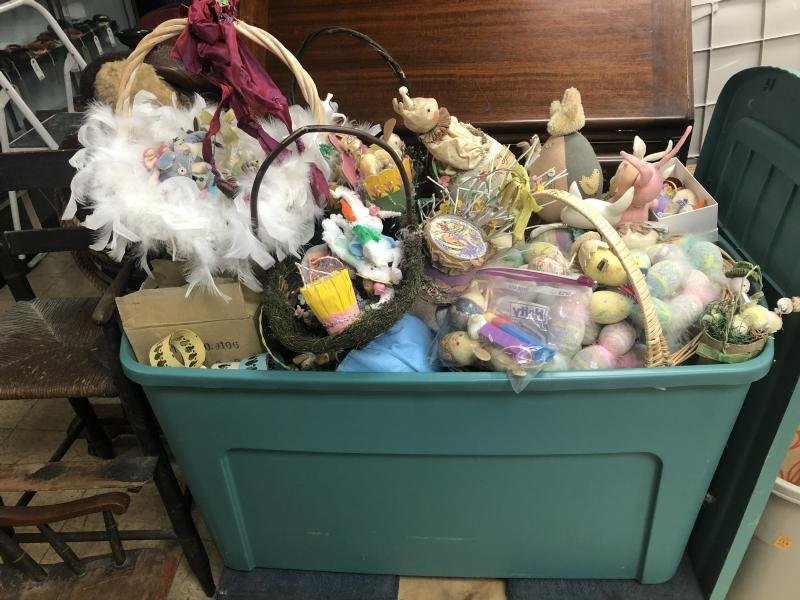 LARGE TUB OF EASTER DECORATIONS INCLUDING BASKETS, (1 of 1)
