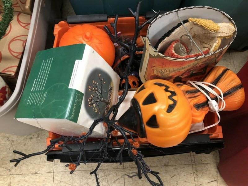 TUB OF HALLOWEEN DECORATIONS INCLUDING DEPT 56, BOWL,: TUB OF HALLOWEEN DECORATIONS INCLUDING DEPT 56, BOWL, RUGS, LIGHT UP PUMPKINS AND MORE