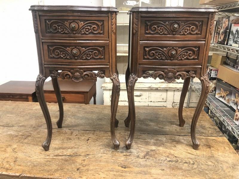 PAIR CARVED INLAID SATINWOOD WITH DARKER FINISH: PAIR CARVED INLAID SATINWOOD WITH DARKER FINISH NIGHTSTANDS, CLEAN CONDITION, FROM LOCAL ESTATE. MEASURE 27.5" HIGH X 15" WIDE X 11" DEEP.
