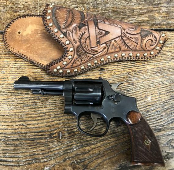 ANTIQUE SMITH & WESSON 38 S & W SPECIAL CTG PISTOL.: ANTIQUE SMITH & WESSON 38 S & W SPECIAL CTG PISTOL. FROM LOCAL ESTATE. PATENT DATES FEB. 6 1906, SEPT. 14 1908, DEC. 29 1914. SERIAL NUMBER 473528. IN HANDMADE HOLSER BY OWNER OF THE BAR V RANCH, WHO'