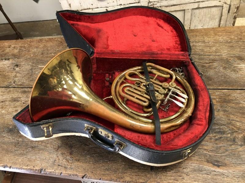 VINTAGE FRENCH HORN FROM LOCAL ESTATE, WEAR TO BRAS (1 of 11)