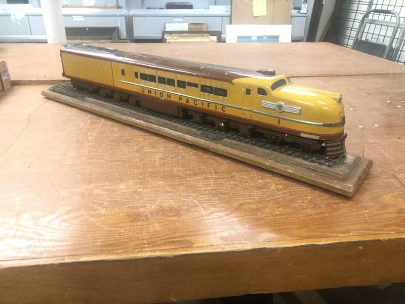 33.5" LONG UNION PACIFIC PLASTER TRAIN MODEL DISPLAY ON (1 of 7)