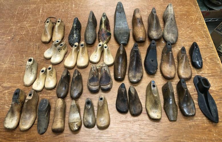 (41) OLD TREE FORMS & COBBLER MOLDS (2 IRON) ALL THE (1 of 12)