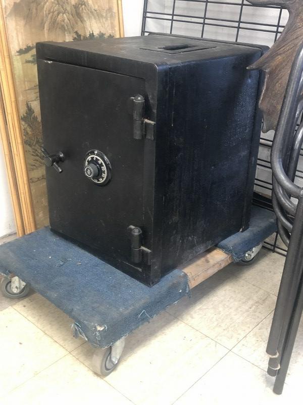 OLDER IRON SAFE FROM LOCAL ESTATE, THE COMBINATION IS (1 of 7)