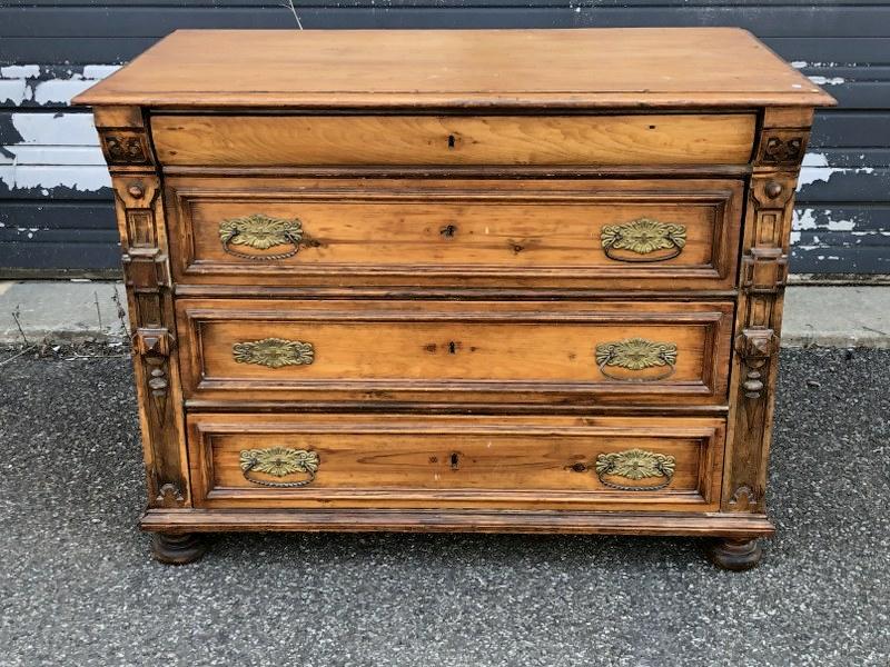 Nice 4 drawer country pine dresser w/nice detail in the front from Woodstock estate, measures 41" w (1 of 3)