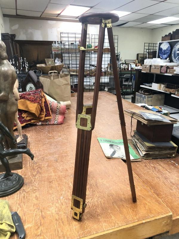 Crown Tripod No.2 Folmer Graflex Corp. in fine estate condition, just as we found it. Brass & Wood,: Crown Tripod No.2 Folmer Graflex Corp. in fine estate condition, just as we found it. Brass & Wood, open and extends freelyâ€¦â€¦