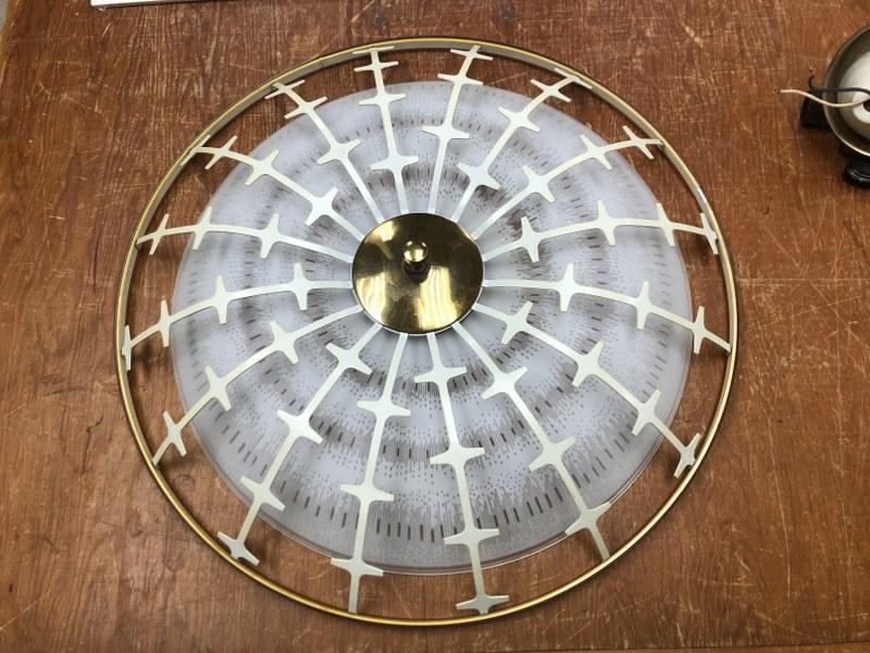 Mid Century ceiling light in wonderful estate condition, Lightolier ?: Mid Century ceiling light in wonderful estate condition, possibly Lightolier, measures 22" across.