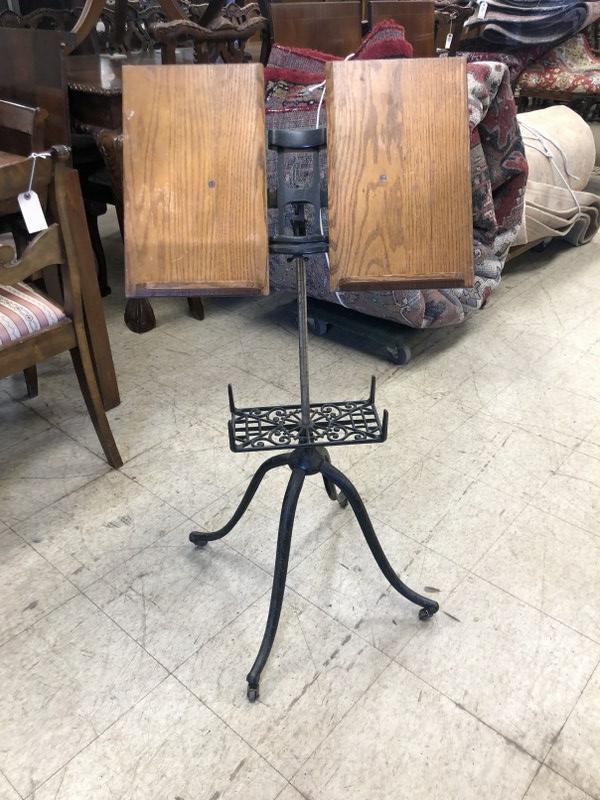 Circa 1900 iron base mechanical book stand in good condition (1 of 2)