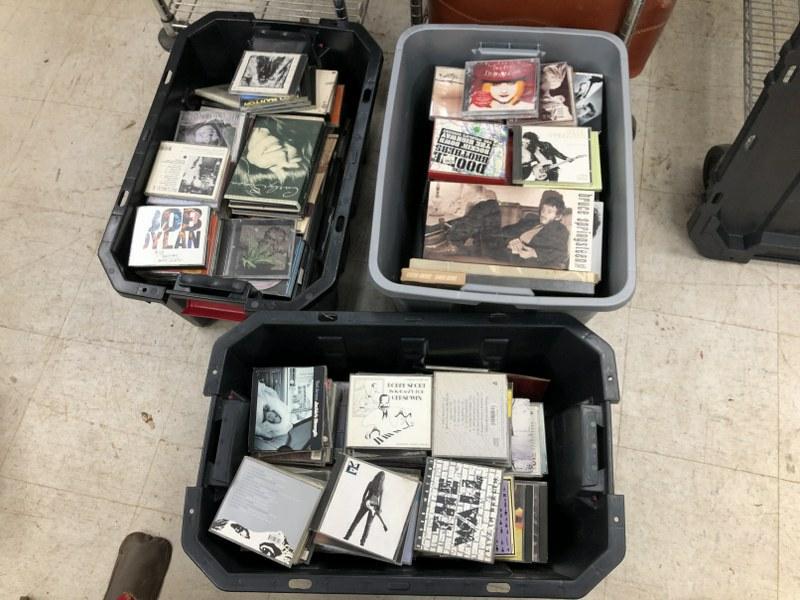 Approx. 400 cd's mostly rock, 1970's to 90's. Many popular artists, some obscure, great for a dealer (1 of 2)