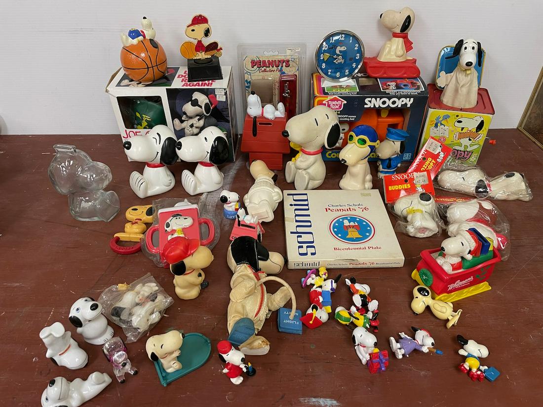 35+ Snoopy figure/merchandise lot Charles Schulz. The lit includes a Joe Cool Television organizer, (1 of 8)