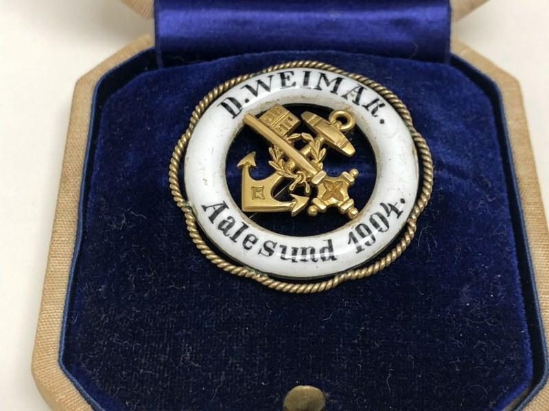 14K 1904 Ship commemorative or presentation pin in original box, from fine local estate. Weighs 5.0: 14K 1904 Ship commemorative or presentation pin in original box, from fine local estate. Weighs 5.0 dwt.
