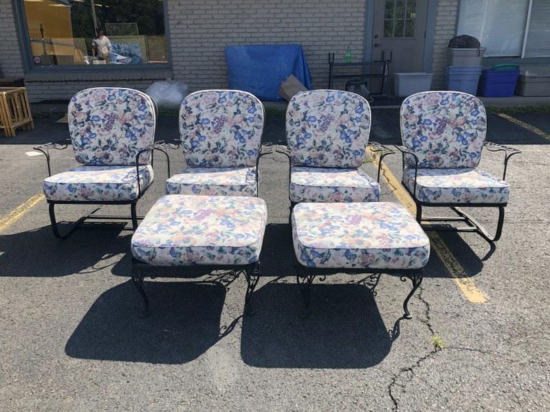 Vintage iron spring chairs w/ 2 ottomans & nice clean cushions (1 of 3)