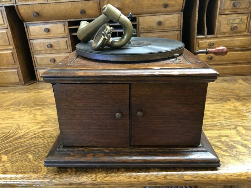Oak Victor Talking Machine Model VV-IV, in as found condition, mechanism plays freely, bottom of (1 of 6)
