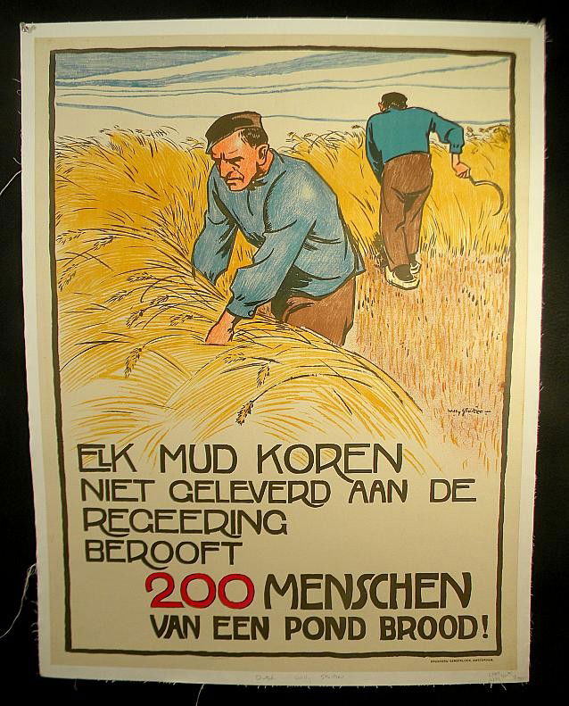 VINTAGE POSTER-DUTCH HAY FARMERS, CIRCA 1915: VINTAGE POSTER-DUTCH HAY FARMERS CIRCA 1915, ELK MUD KOREN NIET GELEVERD AAN DE REGEERING BEROOFT 200 MENSCHEN VAN EEN POND BROOD, ARTIST WILLY STUITERS, MEASURES 40" X 30 1/2", LINEN BACKED