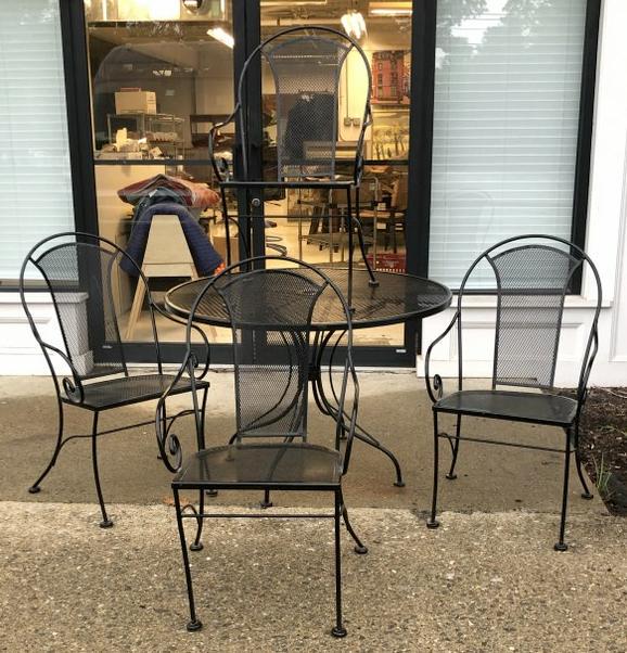 Round iron outdoor table w/4 chairs in very good condition, picture and description will be up soon (1 of 2)