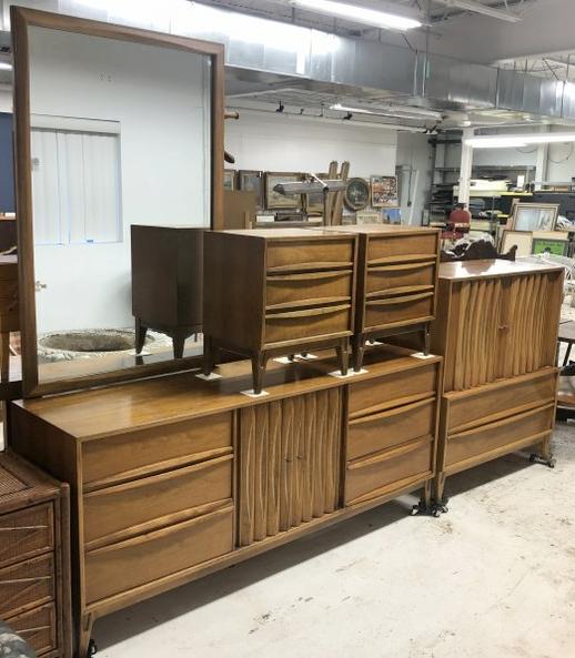 Mid century Thomasville walnut 4 pc bedroom set, wear to the finish, wonderful form and style, (1 of 5)