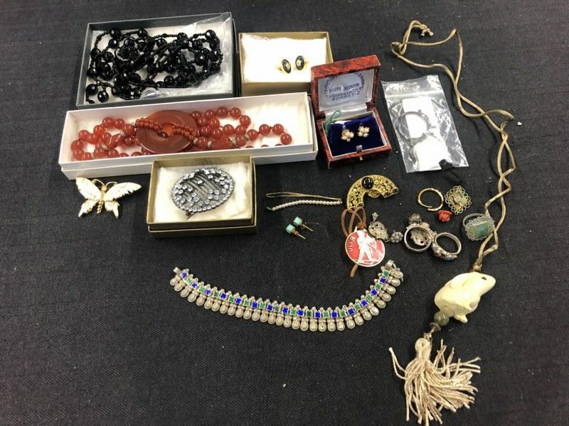 Lot misc. estate costume jewelry incl. Metropolitan Museum pcs.  Good lot to sort outâ€¦.( possibly (1 of 7)