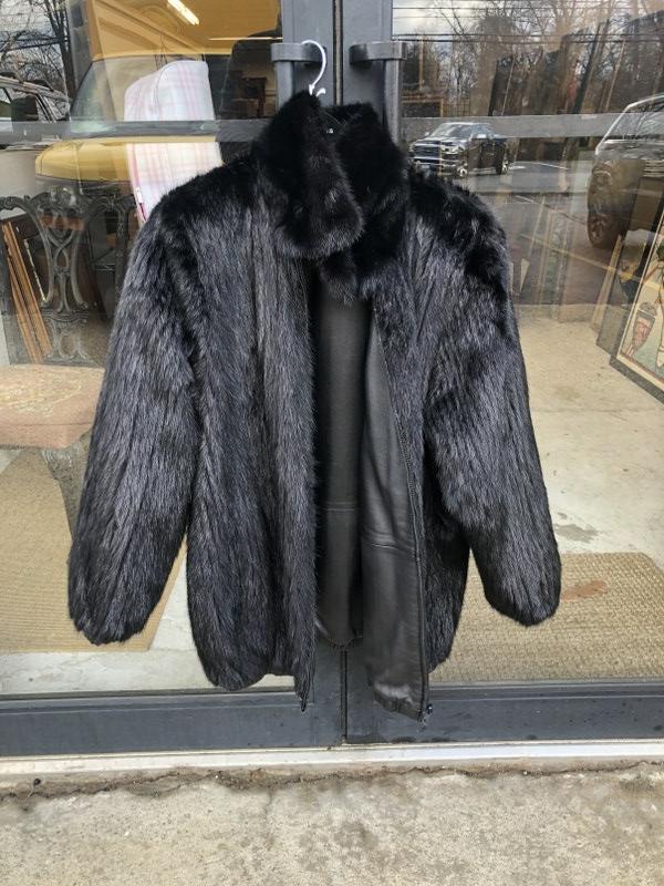 Quality ladies reversible black leather & mink jacket, unable to see makers name or size. From fine (1 of 4)