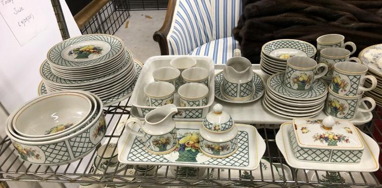 Villeroy & Boch set of dishes ( Basket Pattern ), in fine condition. It's a service for (8) plus (1 of 7)