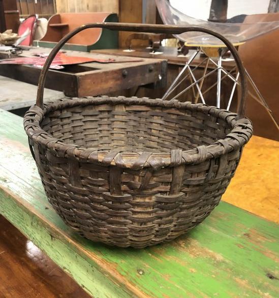 Hudson Valley splint basket, nice estate found condition, measures 14" across x 13" to top of (1 of 4)