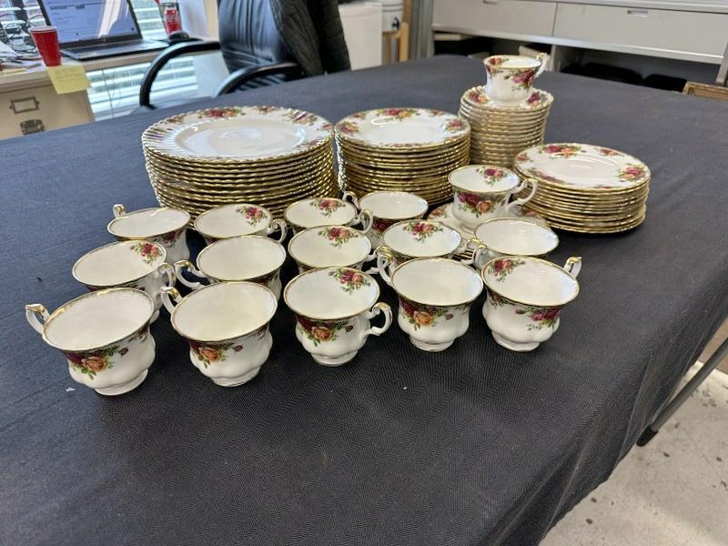 Large estate set of ROYAL ALBERT (Old Country Roses ) pattern, in excellent condition. Set includes (1 of 4)