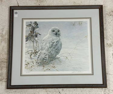 Robert Bateman signed limited edition print titled ( Snowy Owl and Milk Weed ) number 348 of 950. In: Robert Bateman signed limited edition print titled ( Snowy Owl and Milk Weed ) number 348 of 950. In fine estate condition. In beautiful frame and matting. Print measures 18" x 21", frame measures 25.