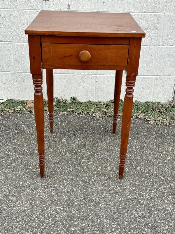 Cherry country one drawer stand with nice turned tapered leg, from Vassar College Professors estate,: Cherry country one drawer stand with nice turned tapered leg, from Vassar College Professors estate, measures 27" high x 17.5" wide x 18.75" deep. A little top surface wear, good looking standâ€¦