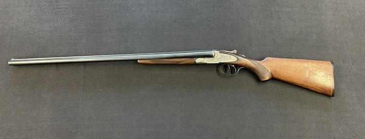 L C Smith side by side 20 gauge, 25" barrel with field fixed chokes & brown case. From estate: L C Smith side by side 20 gauge, 25" barrel with field fixed chokes & brown case. WITH (3) MATCHING SERIAL NUMBERS. From estate collection we are selling, always taken care of, it appears. All ammunit