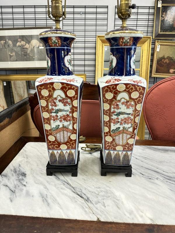 Pair older decorative 18.5" high Asian porcelain vase table lamps, vibrant color, in fine estate: Pair older decorative 18.5" high Asian porcelain vase table lamps, vibrant color, in fine estate condition. From Poughkeepsie, N.Y. estate of Vassar College Professor. On wood bases, no shades, harps 
