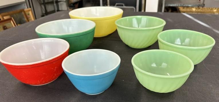 (2) NESTS vintage kitchen bowls including (4) pc. PYREX & (3) pc. FIRE KING. (all in very nice: (2) NESTS vintage kitchen bowls including (4) pc. PYREX & (3) pc. FIRE KING. (all in very nice estate condition, no damage )
