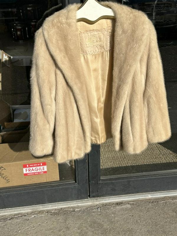Short estate mink coat, light color, nice clean estate condition, from non smoking home, measures: Short estate mink coat, light color, nice clean estate condition, from non smoking home, measures approx. 27" top to bottom x 20" shoulder to shoulder.
