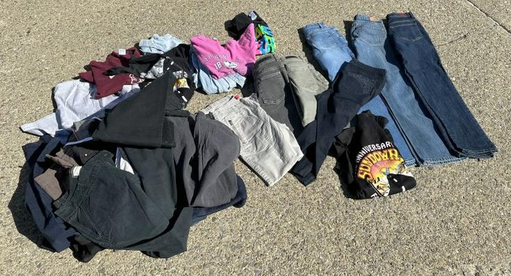 1980s & 90's Estate lot ladies jeans, cotton pants, a few tees mixed in, from estate, mostly size: 1980s & 90's Estate lot ladies jeans, cotton pants, a few tees mixed in, from estate, mostly size (4) Gloria Vanderbilt etc. Good lot for dealer to sort outâ€¦..