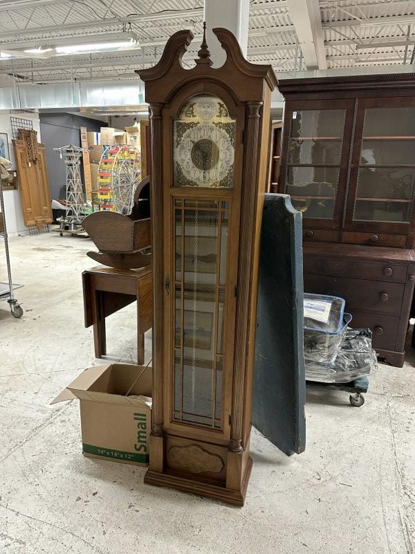 Circa 1970's or so COLONIAL Grandfathers clock, from local estate, pendulum & weights intact.: Circa 1970's or so COLONIAL Grandfathers clock, from local estate, pendulum & weights intact. Measures 72" high, looks like cherry and in nice estate condition.