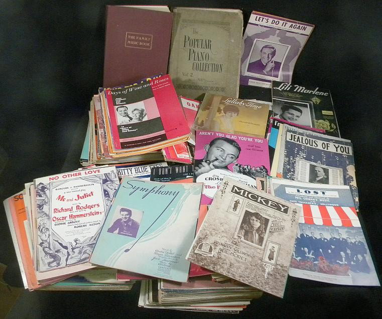 Boxlot Approx. 500 Pcs Older Sheet Music: Boxlot of approx. 500 pieces of sheet music including The Family Music Book and The Popular Piano Collection Vol 2
