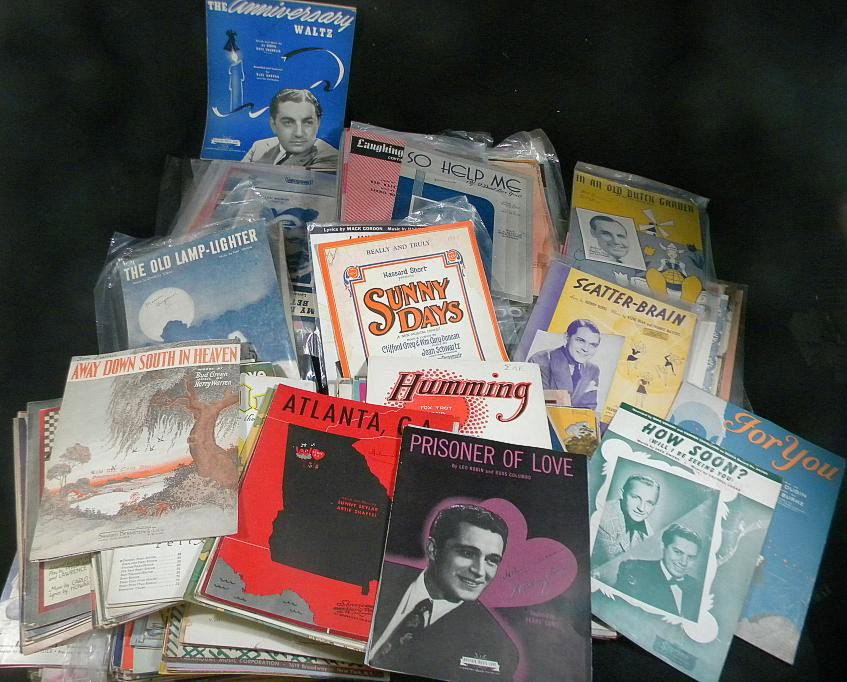 Boxlot Approx. 500 Pcs Older Sheet Music: Boxlot of approx. 500 pieces of older sheet music, as pictured