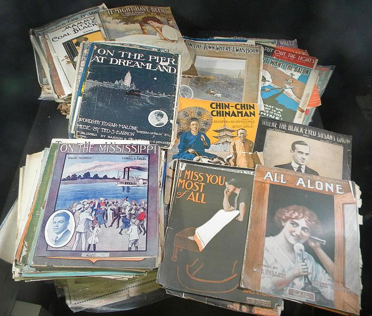 Boxlot Approx. 500 Pcs Older Sheet Music: Boxlot of approx. 500 pieces of older sheet music, as pictured