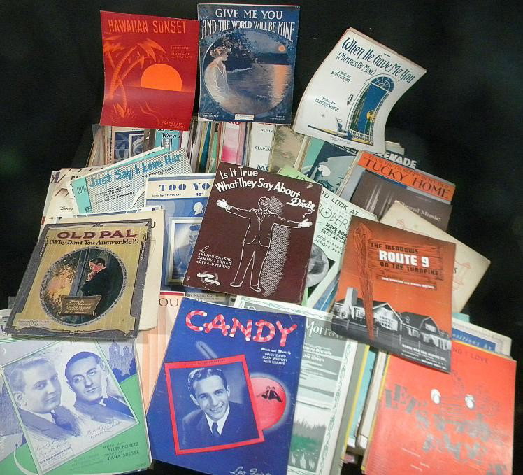 Boxlot Approx. 500 Pcs Older Sheet Music: Boxlot of approx. 500 pieces of older sheet music, as pictured