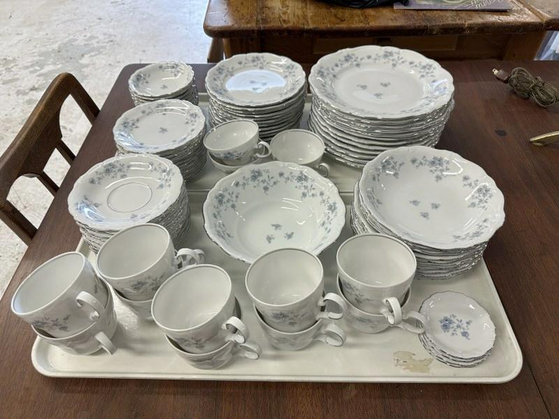 LARGE LOT OF JOHANN HAVILAND BAVARIAN CHINA INCLUDING 12 DINNER PLATES, 12 SALAD PLATES, 10 SOUP: LARGE LOT OF JOHANN HAVILAND BAVARIAN CHINA INCLUDING 12 DINNER PLATES, 12 SALAD PLATES, 10 SOUP BOWLS, 12 BREAD & BUTTER PLATES, 1 SERVING BOWL, 11 SAUCERS, 10 CUPS, 3 TEA CUPS, 9 FRUIT BOWLS & 4 BUT