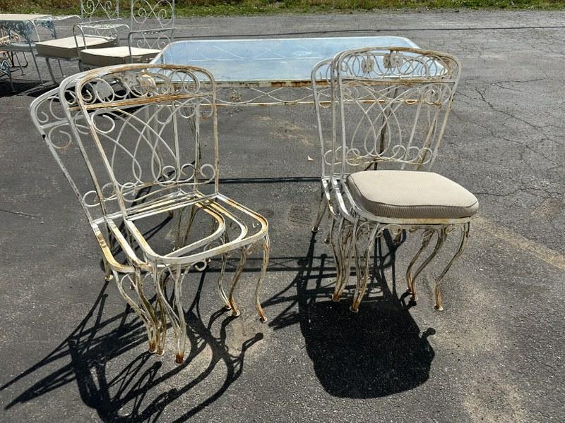 VINTAGE IRON TABLE & 6 CHAIRS, WITH GLASS TOP, HAS 5 FULL CUSHIONS AND 1 NEEDS REPAIR, OLD WHITE (1 of 4)