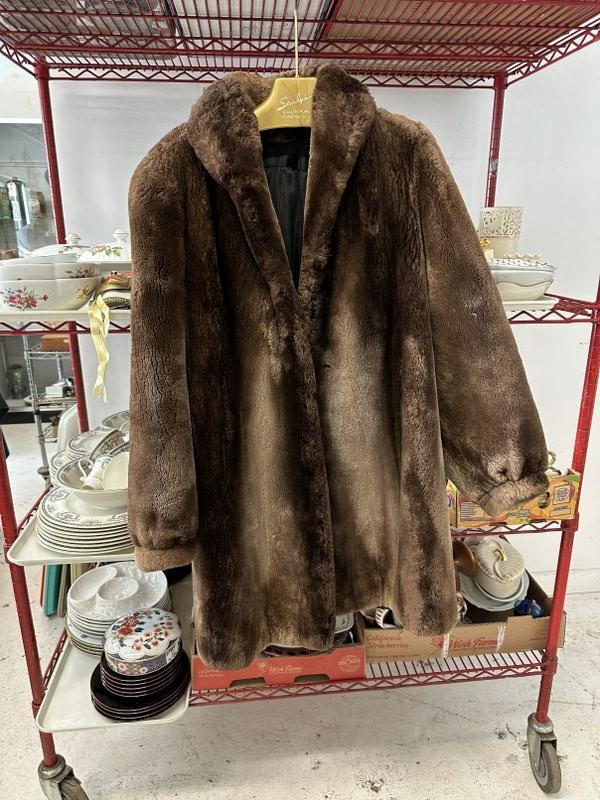 Mouton long coat and fur cape, from fine local estate, always cared for, non smoking homeâ€¦.Very (1 of 3)