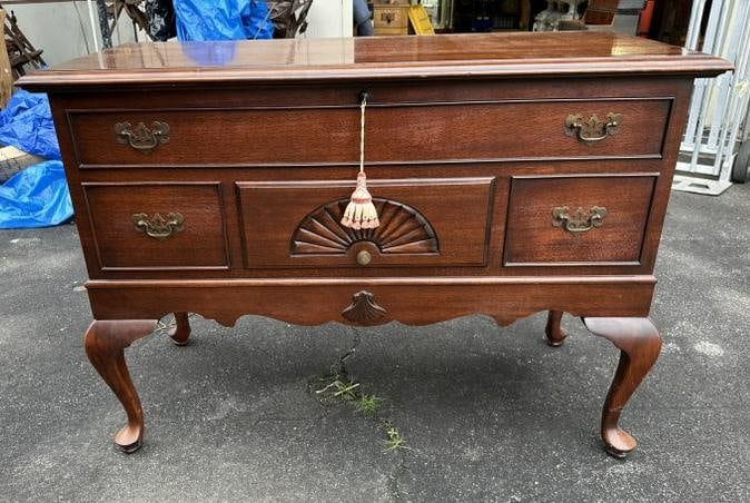 Lane mahogany lift top cedar chest, very nice estate condition, has a chippendale furniture style, (1 of 4)