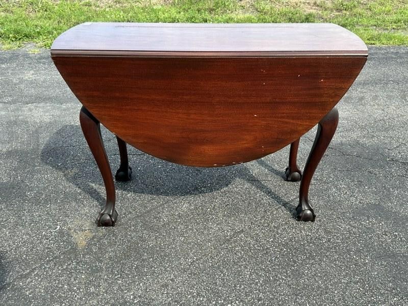 Bench grade mahogany swing leg clawfoot table, wonderful form, nicely carved feet, from the estate (1 of 7)